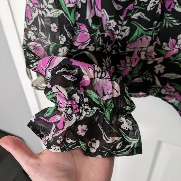NWT Japna Girly Black and Purple‎ Floral Flowy Cropped Blouse Size Large - Picture 6 of 8
